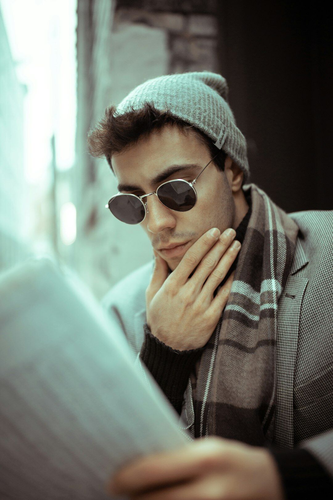 detective reading book